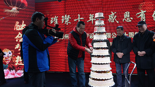 大家共同點(diǎn)燃飛龍醫(yī)療生日蛋糕